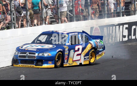 Brad Keselowski Hits der Wand wiederum drei während der NASCAR Sprint Cup Lenox industriellen Werkzeugen 301 an New Hampshire Motor Speedway in Loudon, New Hampshire am 17. Juli 2011. UPI/Malcolm Hoffnung Stockfoto
