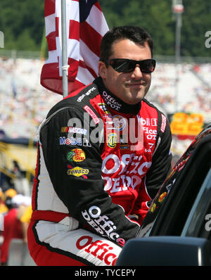 Tony Stewart wartet auf Grubestraße für den Start der NASCAR Sprint Cup Lenox industriellen Werkzeugen 301 an New Hampshire Motor Speedway in Loudon, New Hampshire am 17. Juli 2011. UPI/Malcolm Hoffnung Stockfoto