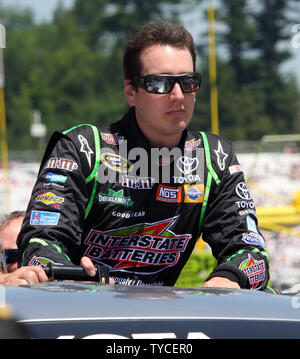 Kyle Busch wartet auf Grubestraße für den Start der NASCAR Sprint Cup Lenox industriellen Werkzeugen 301 an New Hampshire Motor Speedway in Loudon, New Hampshire am 17. Juli 2011. UPI/Malcolm Hoffnung Stockfoto