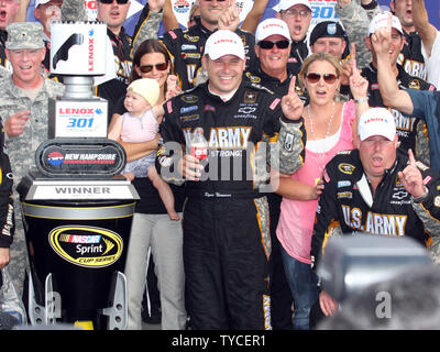 Ryan Newman und Team feiern Gewinnen der NASCAR Sprint Cup Lenox industriellen Werkzeugen 301 an New Hampshire Motor Speedway in Loudon, New Hampshire am 17. Juli 2011. UPI/Malcolm Hoffnung Stockfoto