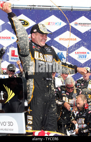 Ryan Newman feiert den Gewinn der NASCAR Sprint Cup Lenox industriellen Werkzeugen 301 an New Hampshire Motor Speedway in Loudon, New Hampshire am 17. Juli 2011. UPI/Malcolm Hoffnung Stockfoto