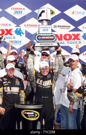 Ryan Newman und Team feiern Gewinnen der NASCAR Sprint Cup Lenox industriellen Werkzeugen 301 an New Hampshire Motor Speedway in Loudon, New Hampshire am 17. Juli 2011. UPI/Malcolm Hoffnung Stockfoto