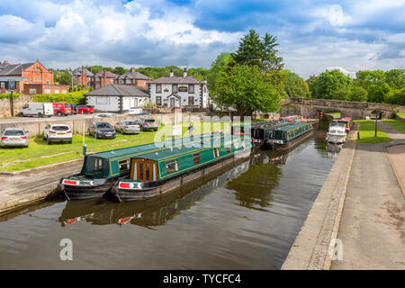 Bunte Urlaub narrowboats für Mietwagen in Trevor Becken auf dem Llangollen-kanal, Clwyd, Wales, Großbritannien Stockfoto