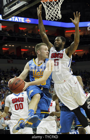 UCLA Bruins' Bryce Alford (20) kämpfe Druck von SMU Mustangs" Markus Kennedy (5) während der ersten Hälfte des Spiel in der zweiten Runde Spiel der NCAA Division I 2015 Men's Basketball Meisterschaft an der KFC Yum! Zentrum in Louisville, Kentucky, 19. März 2015. Foto von John Sommers II/UPI Stockfoto