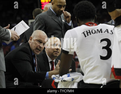 Cincinnati Bearcats Head Coach Larry Davis Gespräche mit JIS-Team während eines Timeout gegen die Purdue Kesselschmiede während der ersten Hälfte des Spiel in der zweiten Runde Spiel der NCAA Division I 2015 Men's Basketball Meisterschaft an der KFC Yum! Zentrum in Louisville, Kentucky, 19. März 2015. Foto von John Sommers II/UPI Stockfoto