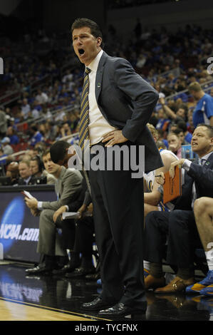 UCLA Bruins Head Coach Steve Alford reagiert auf seine Mannschaften spielen Sie gegen die UAB Blazers in der ersten Hälfte des Spiel in der dritten Runde Spiel der NCAA Division I 2015 Men's Basketball Meisterschaft an der KFC Yum! Zentrum in Louisville, Kentucky, 21. März 2015. Foto von John Sommers II/UPI Stockfoto