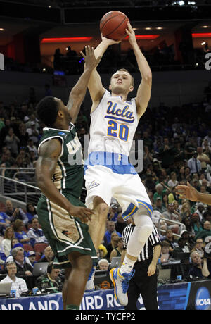 UCLA Bruins' Bryce Alford (20) Kämpfe zu bekommen sein Schuß weg unter Druck von UAB Blazers' Denzell Watts (1) während der zweiten Hälfte des Spiel in der dritten Runde Spiel der NCAA Division I 2015 Men's Basketball Meisterschaft an der KFC Yum! Zentrum in Louisville, Kentucky, 21. März 2015. Foto von John Sommers II/UPI Stockfoto