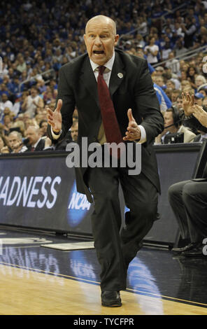 Cincinnati Bearcats Head Coach Larry Davis reagieren auf seine Mannschaften gegen den Kentucky Wildcats in der zweiten Hälfte des Spiel in der dritten Runde Spiel der NCAA Division I 2015 Men's Basketball Meisterschaft an der KFC Yum! Zentrum in Louisville, Kentucky, 21. März 2015. Foto von John Sommers II/UPI Stockfoto