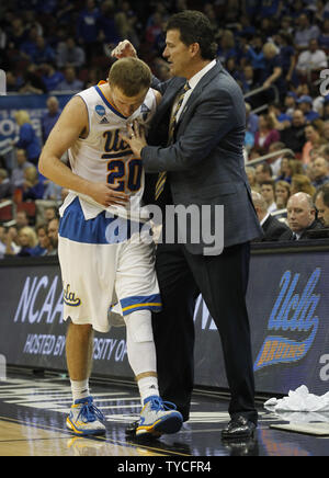 UCLA Bruins' Bryce Alford (20) feiert mit seinen Vater und Trainer Steve Alford in den letzten Sekunden des Spiels gegen die UAB Blazers in der dritten Runde Spiel der NCAA Division I 2015 Men's Basketball Meisterschaft an der KFC Yum! Zentrum in Louisville, Kentucky, 21. März 2015. Foto von John Sommers II/UPI Stockfoto