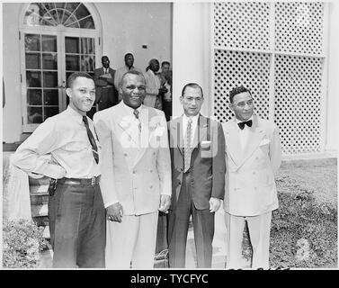 Foto von Jersey Joe Walcott, die heavyweight Champion der Welt (Zweite von links), zusammen mit drei anderen Personen (vermutlich die Rev. Elder L. Michaux, Oliver Cowan, und Felix Bocchicchio) im Weißen Haus zu appellieren an den Präsidenten. Stockfoto