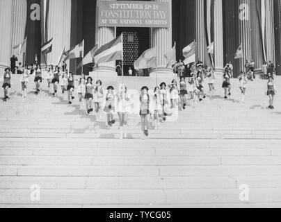 Foto von Jefferson High School Marching Colonials durchführen auf die Schritte der National Archives Gebäude auf der Tag der Verfassung, 1974; Umfang und Inhalt: Original Bildunterschrift: Jefferson High School Marching Colonials auf die Schritte der National Archives Gebäude auf der Tag der Verfassung, 17. September 1974 durchzuführen. Stockfoto