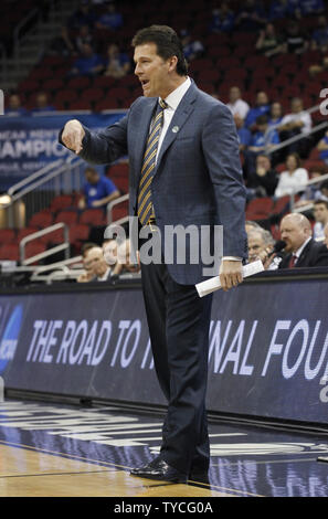 UCLA Bruins Head Coach Steve Alford reagiert auf seine Mannschaften spielen Sie gegen die UAB Blazers in der ersten Hälfte des Spiel in der dritten Runde Spiel der NCAA Division I 2015 Men's Basketball Meisterschaft an der KFC Yum! Zentrum in Louisville, Kentucky, 21. März 2015. Foto von John Sommers II/UPI Stockfoto