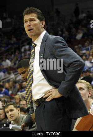 UCLA Bruins Head Coach Steve Alford reagiert auf seine Mannschaften spielen Sie gegen die UAB Blazers in der ersten Hälfte des Spiel in der dritten Runde Spiel der NCAA Division I 2015 Men's Basketball Meisterschaft an der KFC Yum! Zentrum in Louisville, Kentucky, 21. März 2015. Foto von John Sommers II/UPI Stockfoto