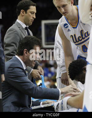 UCLA Bruins Head Coach Steve Alford Gespräche mit seinen Teams während einer Zeit heraus gegen die UAB Blazers in der ersten Hälfte des Spiel in der dritten Runde Spiel der NCAA Division I 2015 Men's Basketball Meisterschaft an der KFC Yum! Zentrum in Louisville, Kentucky, 21. März 2015. Foto von John Sommers II/UPI Stockfoto