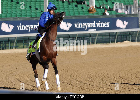 Kentucky Derby hoffnungsvoll Thunder Schnee galoppiert Reats zu seinem Reiter auf Spur während der morgendlichen Workout in der Churchill Downs in Louisville, Kentucky, 2. Mai 2017. Trainer Saeed Bin Suroor bereitet sein Pferd für den 143 läuft der Kentucky Derby an Churchill Downs am 6. Mai stattfinden werden. Foto von John Sommers II/UPI Stockfoto