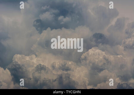 Wolken Hintergrund cumulonimbus cloud Formationen vor dem Sturm Stockfoto