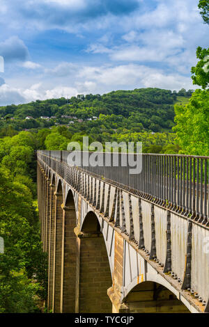 Pontcysyllte Aquädukt ist der höchste schiffbare Aquädukt, der je gebaut wurde, und trägt das Llangollen Canal über den Fluss Dee, Clwyd, Wales, Großbritannien Stockfoto