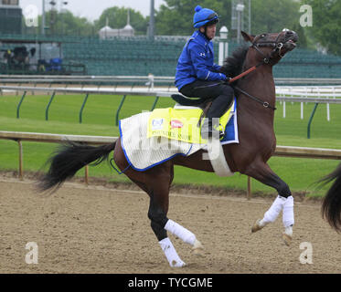 Kentucky Derby hoffnungsvoll Thunder Schnee reagiert auf seine Übung Fahrer auf der Spur während der frühen Morgen Training auf Churchill Downs in Louisville, Kentucky, 4. Mai 2017. Trainer Saeed Bin Suroor bereitet sein Pferd für den 143 läuft der Kentucky Derby an Churchill Downs am 6. Mai stattfinden werden. Foto von John Sommers II/UPI Stockfoto