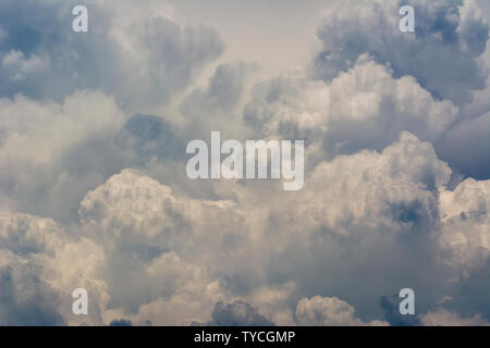 Wolken Hintergrund cumulonimbus cloud Formationen vor dem Sturm Stockfoto