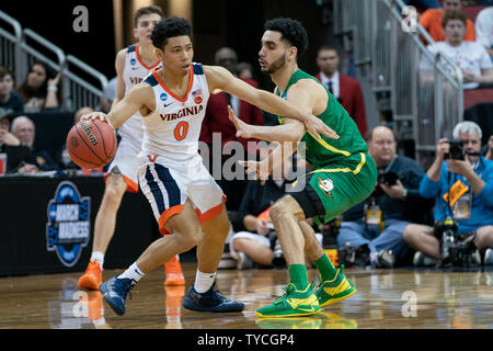 Virginia Cavaliers guard Kihei Clark (0) dribbelt um Oregon Ducks guard Ehab Amin (4) Während der regionalen Spiel 2019 NCAA Division I Men's Basketball Turnier am KFC Yum-Zentrum in Louisville, Kentucky, 28. März 2019. Die Kavaliere besiegt die Enten 53-49. Foto durch Bryan Woolston/UPI Stockfoto