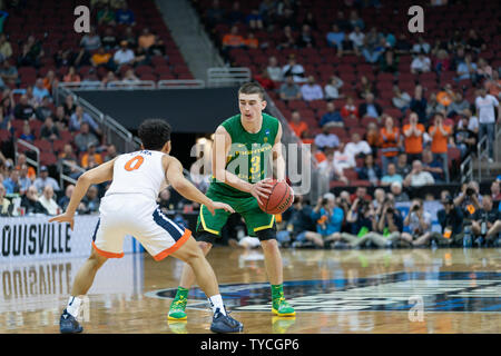 Oregon Enten guard Payton Pritchard (3) Vorschüsse, die Kugel um Virginia Cavaliers guard Kihei Clark (0) Während der regionalen Spiel 2019 NCAA Division I Men's Basketball Turnier am KFC Yum-Zentrum in Louisville, Kentucky, 28. März 2019. Die Kavaliere besiegt die Enten 53-49. Foto durch Bryan Woolston/UPI Stockfoto