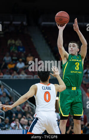 Oregon Enten guard Payton Pritchard (3) schießt die Kugel über Virginia Cavaliers guard Kihei Clark (0) Während der regionalen Spiel 2019 NCAA Division I Men's Basketball Turnier am KFC Yum-Zentrum in Louisville, Kentucky, 28. März 2019. Die Kavaliere besiegt die Enten 53-49. Foto durch Bryan Woolston/UPI Stockfoto