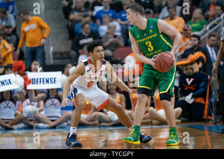 Oregon Enten guard Payton Pritchard (3) passt den Ball über Virginia Cavaliers guard Kihei Clark (0) Während der regionalen Spiel 2019 NCAA Division I Men's Basketball Turnier am KFC Yum-Zentrum in Louisville, Kentucky, 28. März 2019. Die Kavaliere besiegt die Enten 53-49. Foto durch Bryan Woolston/UPI Stockfoto