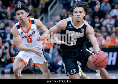 Purdue Kesselschmiede guard Carsen Edwards (3) spielt gegen Virginia Cavaliers guard Kihei Clark (0) Während die regionale Endrunde 2019 NCAA Division I Men's Basketball Turnier am KFC Yum-Zentrum in Louisville, Kentucky, 30. März 2019. Virginia besiegt Purdue 80-75 Überstunden in der regionalen Meisterschaft zu gewinnen. Foto durch Bryan Woolston/UPI Stockfoto