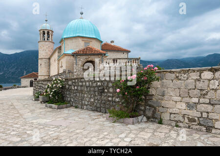 Unsere Liebe Frau von den Felsen Kirche, die auf künstliche Insel, Bucht von Kotor, Perast, Montenegro Stockfoto