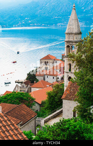 Alte Kirche Kirchturm mit Blick auf die Bucht von Kotor, Perast Altstadt, Montenegro Stockfoto