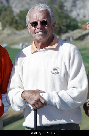 Schauspieler William Devane kommt an der Bob Hope Classic am PGA Westen im La Quinta, Kalifornien am 23. Januar 2010. Das Turnier Mannschaften Profi- und Amateurgolfer mit Prominenten und hat das Geld für eine Vielzahl von Nächstenliebe seit 1960. (UPI/David Silpa) Stockfoto