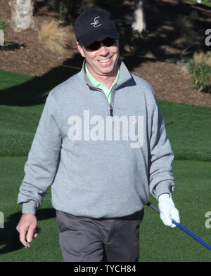 Ehemaliger olympischer Eiskunstlauf champion Scott Hamilton kommt an der ersten T-Stück während der Bob Hope Chrysler Classic am PGA Westen im La Quinta, Kalifornien am 22. Januar 2011. Das Turnier Mannschaften Profi- und Amateurgolfer mit Prominenten und hat das Geld für eine Vielzahl von Nächstenliebe seit 1960. UPI/David Silpa Stockfoto