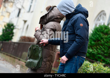 Taschendiebstahl, Seniorin, Ueberfall Stockfoto