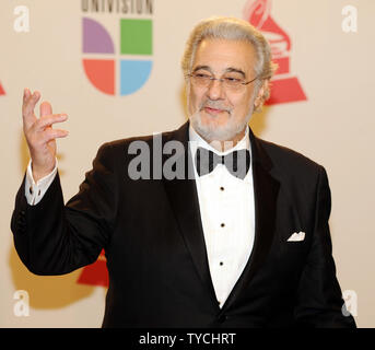 Placido Domingo wird Backstage mit seiner Auszeichnung für Latein Recording Academy Person des Jahres während des 11 Latin Grammy Awards am Donnerstag, November 11, 2010, in Las Vegas. UPI/Jim Ruymen Stockfoto