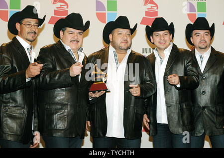 Grupo Pesado erscheint Backstage mit ihren Award für den besten Norteno Album während des 11 Latin Grammy Awards in Las Vegas, Nevada am 11. November 2010. UPI/Jim Ruymen Stockfoto