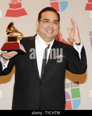 Sänger Gilberto Santa Rosa erscheint Backstage mit seinem besten Salsa Album Award während des 11 Latin Grammy Awards in Las Vegas, Nevada am 11. November 2010. UPI/Jim Ruymen Stockfoto