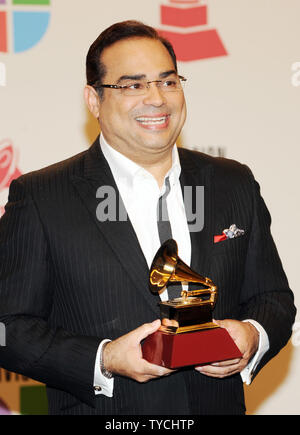 Sänger Gilberto Santa Rosa erscheint Backstage mit seinem besten Salsa Album Award während des 11 Latin Grammy Awards in Las Vegas, Nevada am 11. November 2010. UPI/Jim Ruymen Stockfoto