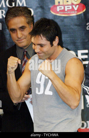 LVP 2003091204 - LAS VEGAS, Nevada, 12. September (UPI) - Welt 154-lbs-champion Oskar DeLa Hoya zeigt seine Form an einen lokalen TV-ansager an wiegen-in für seine Titelverteidigung gegen Shane Mosley, der zuvor DeLa Hoya geschlagen hat, am 13. September 2003 im MGM Grand in Las Vegas. rw/Roger Williams UPI Stockfoto