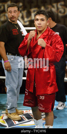 Titel Herausforderer Juan Ruiz gewann ein 10 runde Entscheidung über top rated Federgewicht Phillip Payne am Orleans Hotel und Casino in Las Vegas, Nevada, 18. Oktober 2003. (UPI/Roger Williams). Stockfoto