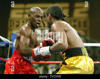 Federgewicht titilist Michael Clark (links) gewann eine 12 runde Entscheidung seinen Titel bei Orleans Hotel und Casino in Las Vegas, Nevada, 18. Oktober 2003 beibehalten. (UPI/Roger Williams). Stockfoto