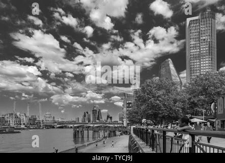 Panoramablick von South Bank Tower, Oxo Tower Wharf, Blackfriars Bridge und ikonische Stadt London Wolkenkratzer der Skyline über die Themse. Stockfoto