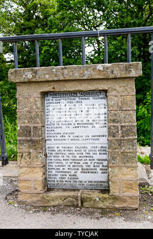 Metall-Plakette unter Angabe der Pontcysyllte aquädukt an der Trevor Becken auf dem Llangollen-kanal, Clwyd, Wales, Großbritannien Stockfoto