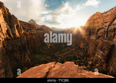 Zion National Park ist einer der schönsten Parks in den USA, Utah. Canyon Overlook Trail bietet eine herrliche Aussicht, Sonnenaufgänge und Sonnenuntergänge, es selbst machen Stockfoto