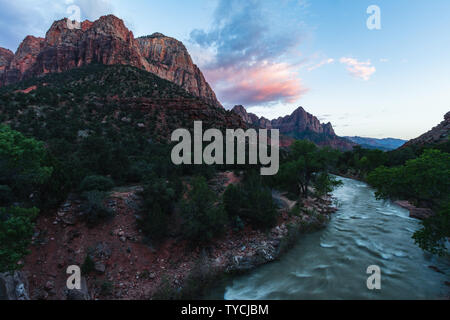 Zion National Park ist einer der schönsten Parks in den USA, Utah. Canyon Overlook Trail bietet eine herrliche Aussicht, Sonnenaufgänge und Sonnenuntergänge, es selbst machen Stockfoto