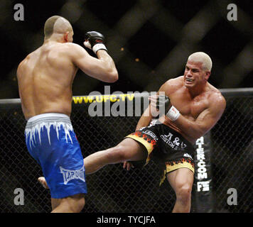 Tito Ortiz Zähler Chuck Liddell, bevor Sie sich in der 2. Runde ausgeschieden war, an der UFC fights im Mandalay Bay April 2, 2004. UPI Foto/Roger Williams Stockfoto