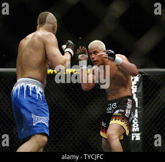 Chuck Liddell und Tito Ortiz Quadrat aus, um den UFC-Kämpfe im Mandalay Bay April 2, 2004. UPI Foto/Roger Williams Stockfoto