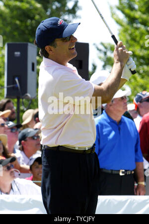 Schauspieler Andy Garcia ist in Aktion an der 6. jährlichen Michael Douglas Berühmtheit-Golf-Turnier in Las Vegas, Nevada gezeigt, am 1. Mai 2004. (UPI Fotos/Roger Williams). Stockfoto