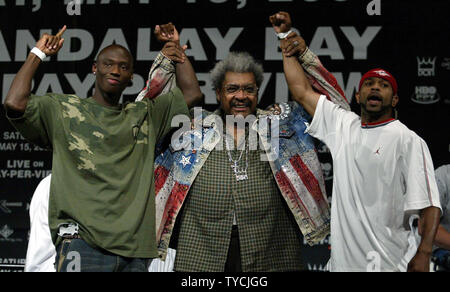 Light Heavyweight Champion Roy Jones jr., von FL. (R) und Antonio Tarver (L) erscheinen mit Promoter Don King an wiegen 14. Mai 2004 in Las Vegas für einen Titel Kampf in einem rematch ihrer engen Kampf im Jahr 2003 von Jones in einem Split Entscheidung gewonnen. (UPI Foto/Roger Williams). Stockfoto