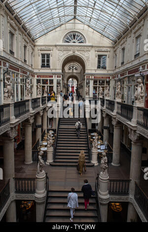 Passage Pommeraye ist eine Einkaufspassage in Nantes. Es wurde 1843 eröffnet. //Passage Pommeraye - 1843 eröffnet - ist Einkaufspassage in Nantes. Stockfoto