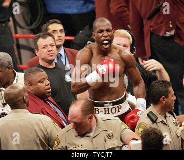 Unbestrittene Meister im Mittelgewicht Bernard Hopkins feiert heraus klopfen Oscar De La Hoya in der 9. Runde mit einer Rechten auf den Körper im MGM Grand in Las Vegas, Nevada, 18. September 2004. (UPI Foto/Roger Williams). Stockfoto